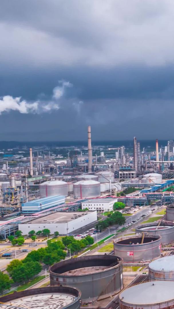 航拍延时摄影乌云下的石油工业化工厂视频的预览图