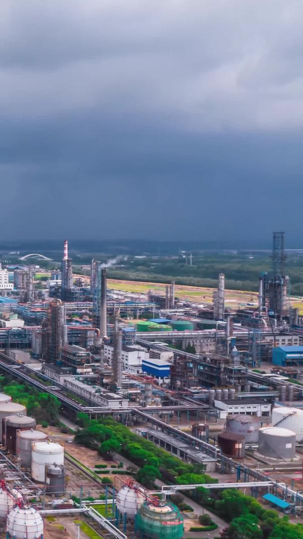 航拍延时摄影乌云下的石油工业化工厂视频的预览图
