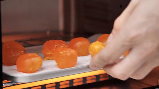 咸蛋黄进烤箱视频的预览图