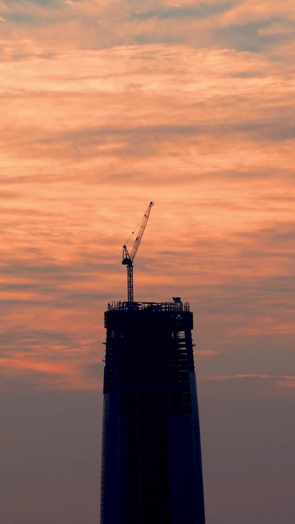 晚霞下城市最高点摩天大楼建设视频延迟材料视频的预览图