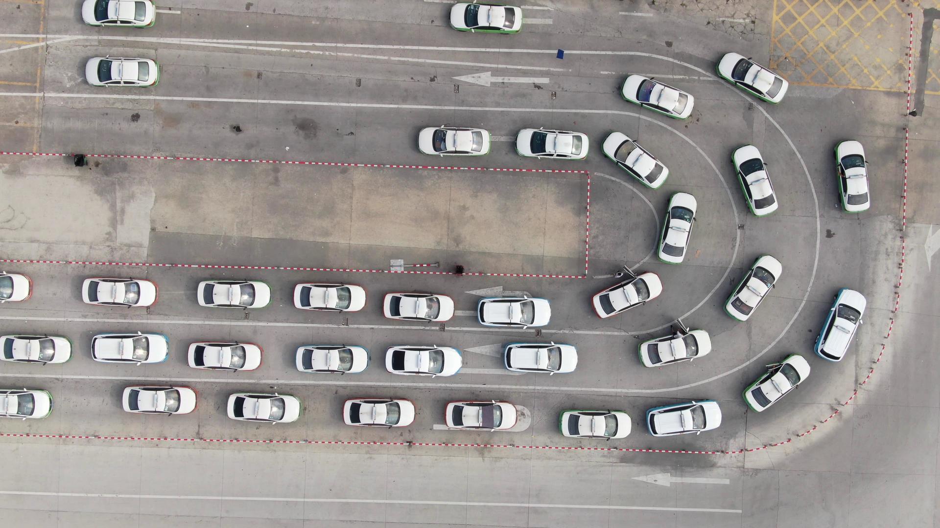 4K俯拍车站排队等候的士车辆视频的预览图