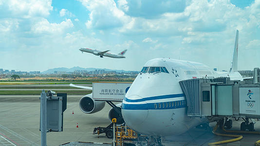 8K白云机场波音747飞机延时实拍视频视频的预览图