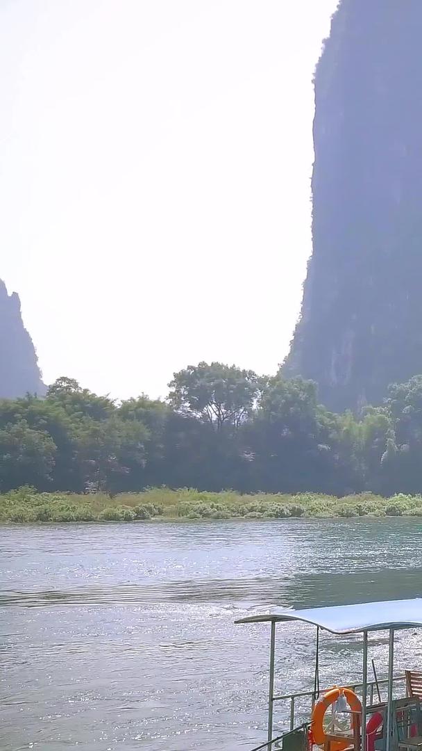 穿过竹筏看见远处在河上行驶的竹筏视频的预览图