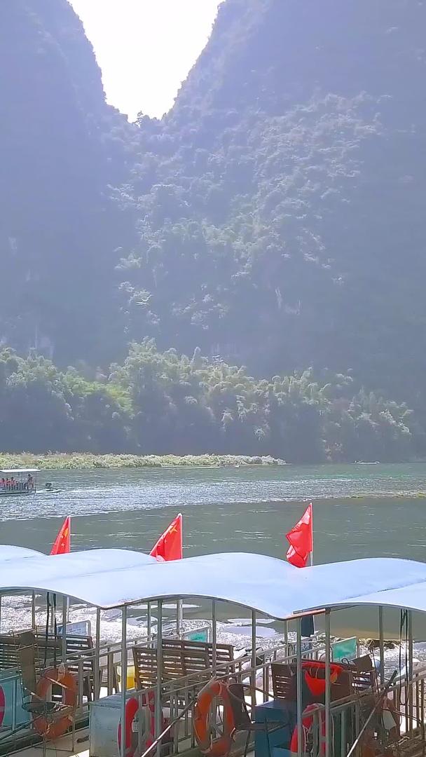 穿过竹筏看见远处在河上行驶的竹筏视频的预览图