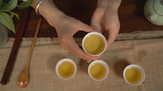 4k碧螺春春茶展示及倒茶茶道视频的预览图