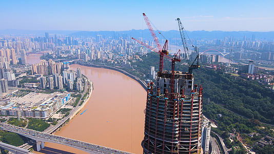 4K航拍重庆陆海国际中心地标建筑工地视频的预览图