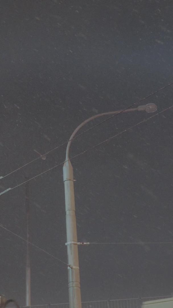 寒冷的雨雪天气下电力公交车导电弓视频的预览图