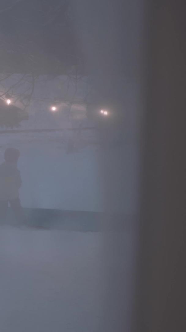寒冷的冬夜黄昏户外家庭亲子雪地曲棍球游戏隔着窗帘拍摄视频的预览图