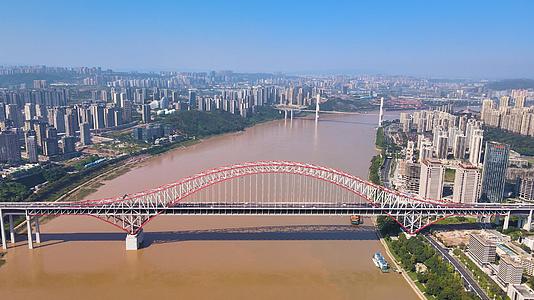 4K航拍重庆朝天门长江大桥视频的预览图