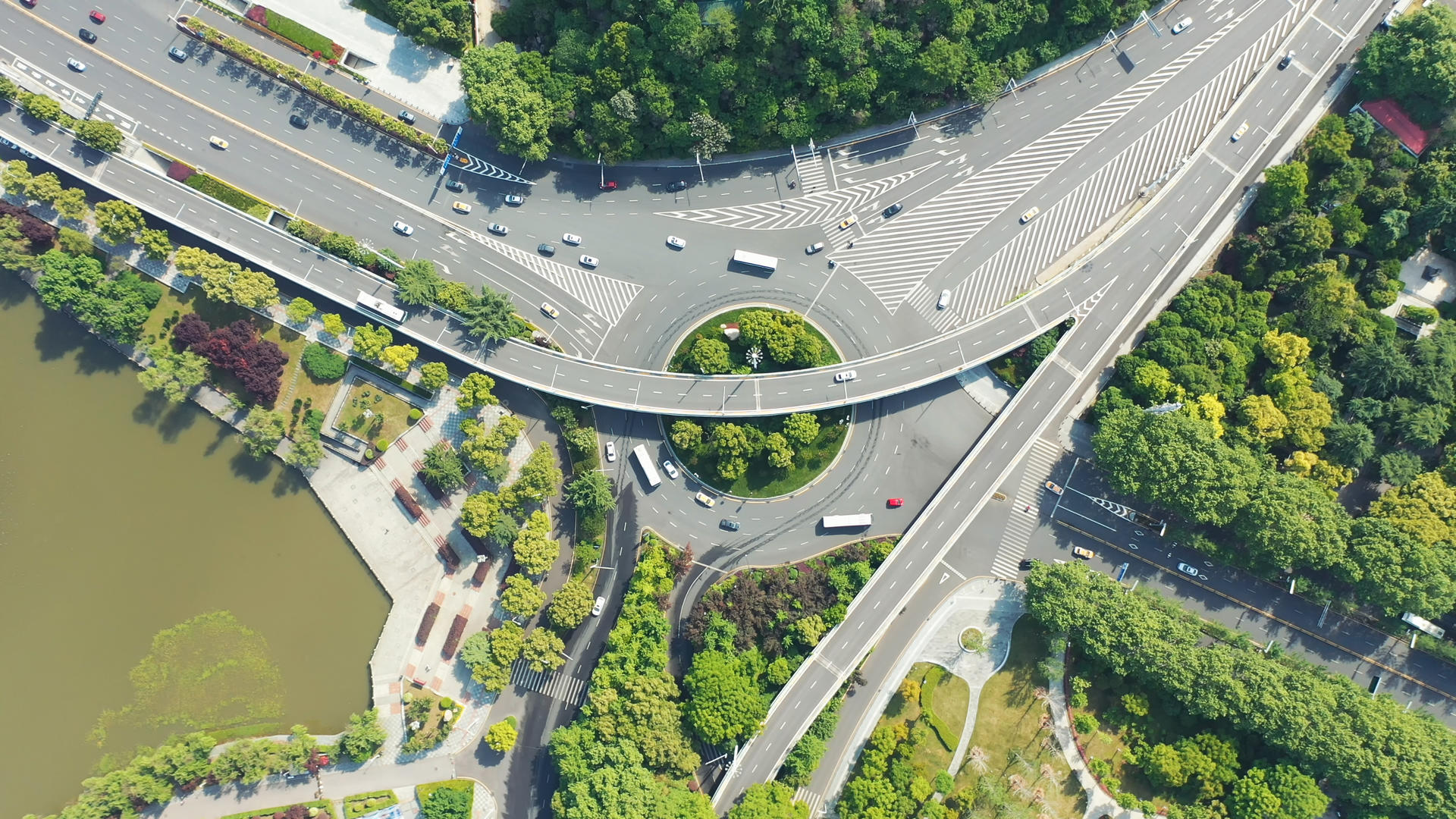 航拍城市立体交通车流转盘道路4k素材视频的预览图