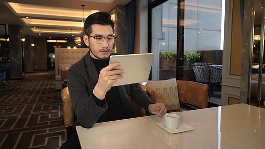 商务男性使用平板电脑视频的预览图