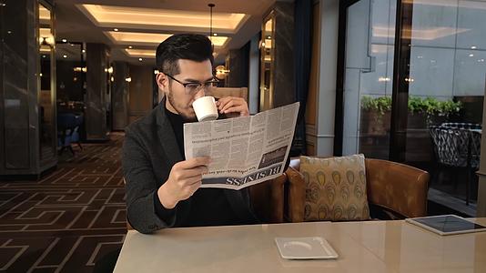 商务男士读报纸视频的预览图