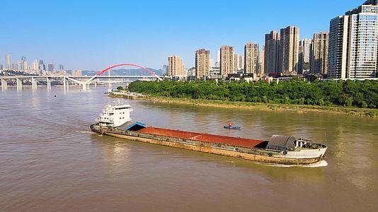 4K航拍重庆长江轮船驶过长江经济带视频的预览图