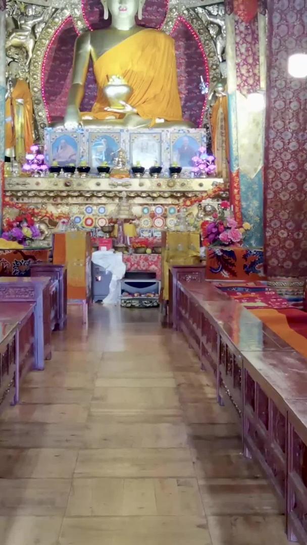 佛教圣地塔公寺大殿内部素材视频的预览图
