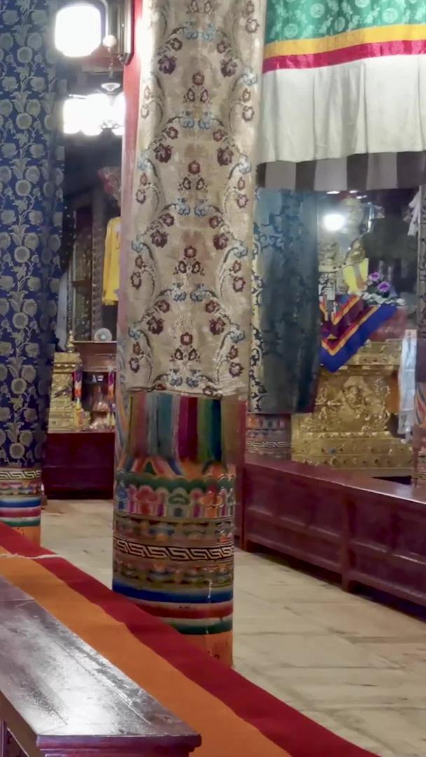 佛教圣地塔公寺大殿内部素材视频的预览图