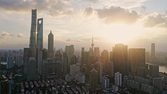 上海陆家嘴黄昏日落视频的预览图