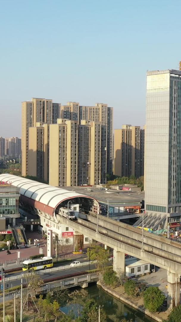 上海轨道交通地铁驶出站台视频的预览图