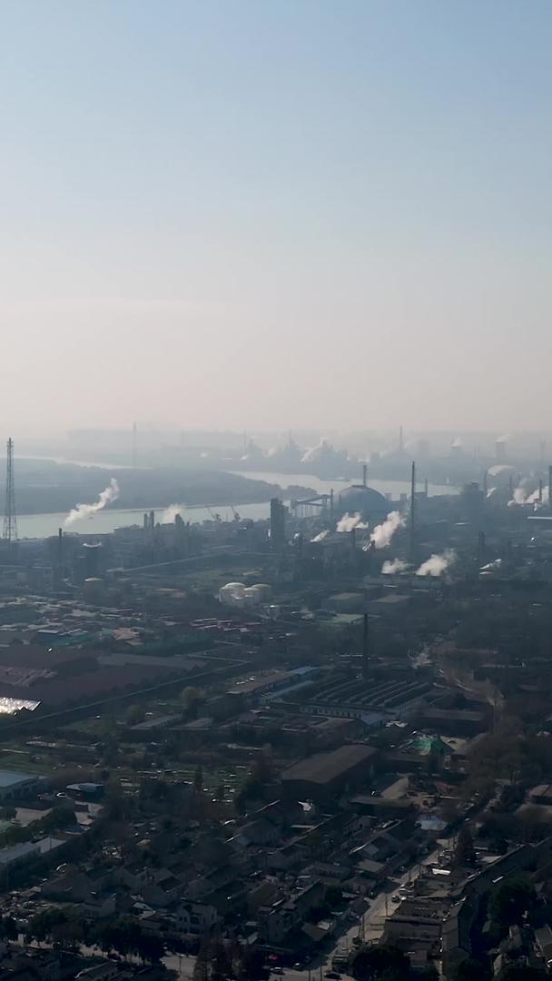 南京航拍化工厂江北新区工业厂烟囱大景区视频的预览图
