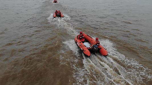 洪水消防官兵抢险救灾洪涝视频的预览图