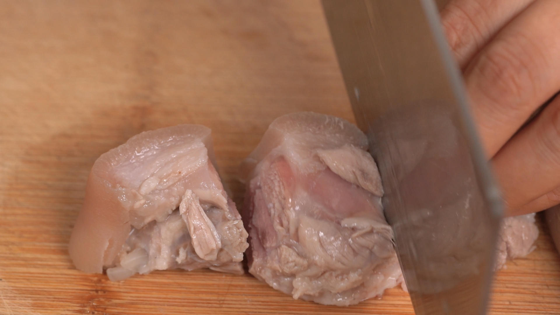 实拍厨房切肉升格视频视频的预览图
