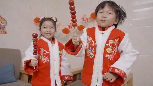 4K新年儿童糖葫芦欢跳视频的预览图