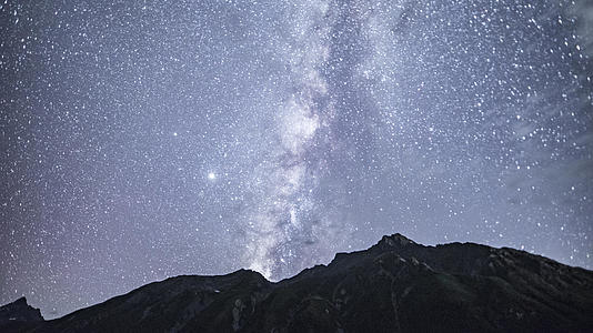 8k延时西藏然乌湖夜景银河星空素材视频的预览图
