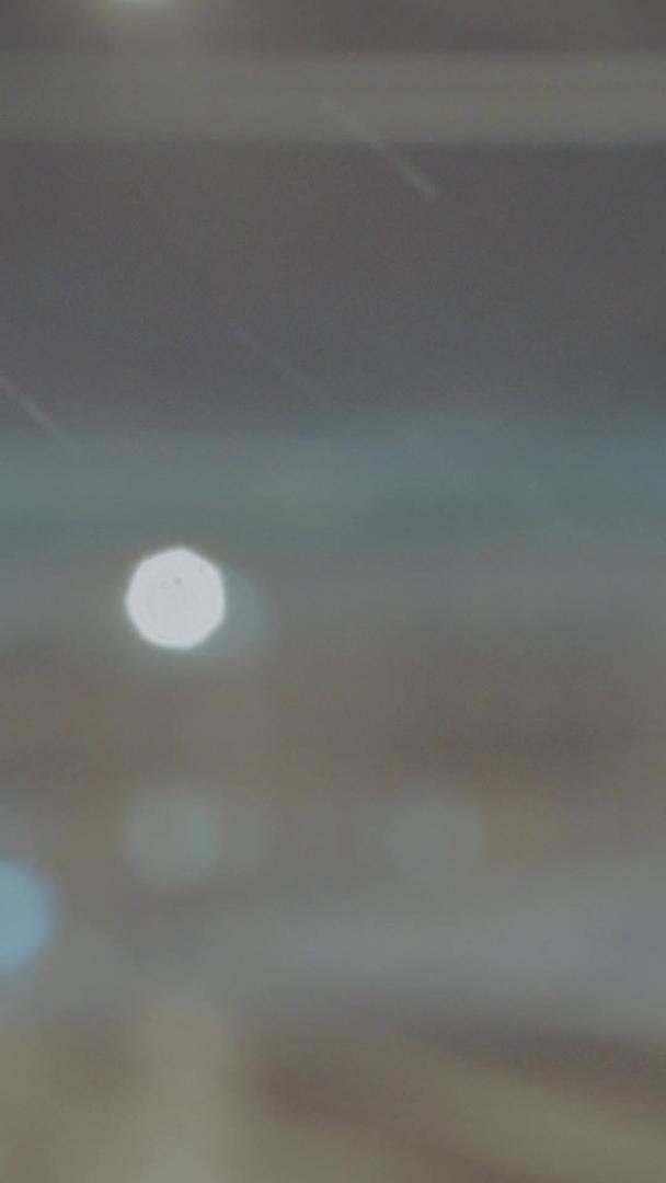 特别的拍摄手法大雪天气下夜晚城市梦幻光斑视频的预览图