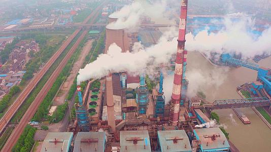 4K航拍工业污染钢铁厂视频的预览图
