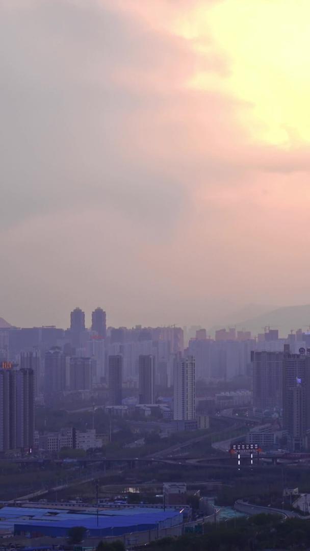 西宁城市晚霞日落下全景延时摄影视频的预览图
