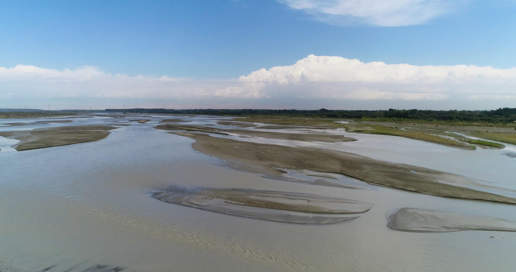 干枯的河流4K航拍视频的预览图