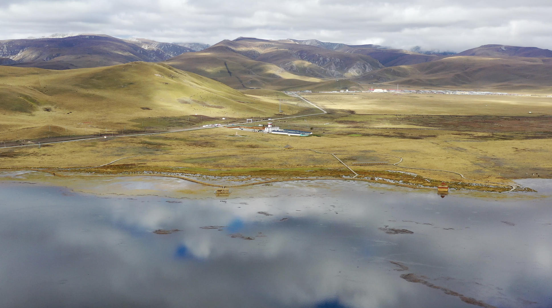 甘肃甘南尕海湖航拍4K视频视频的预览图