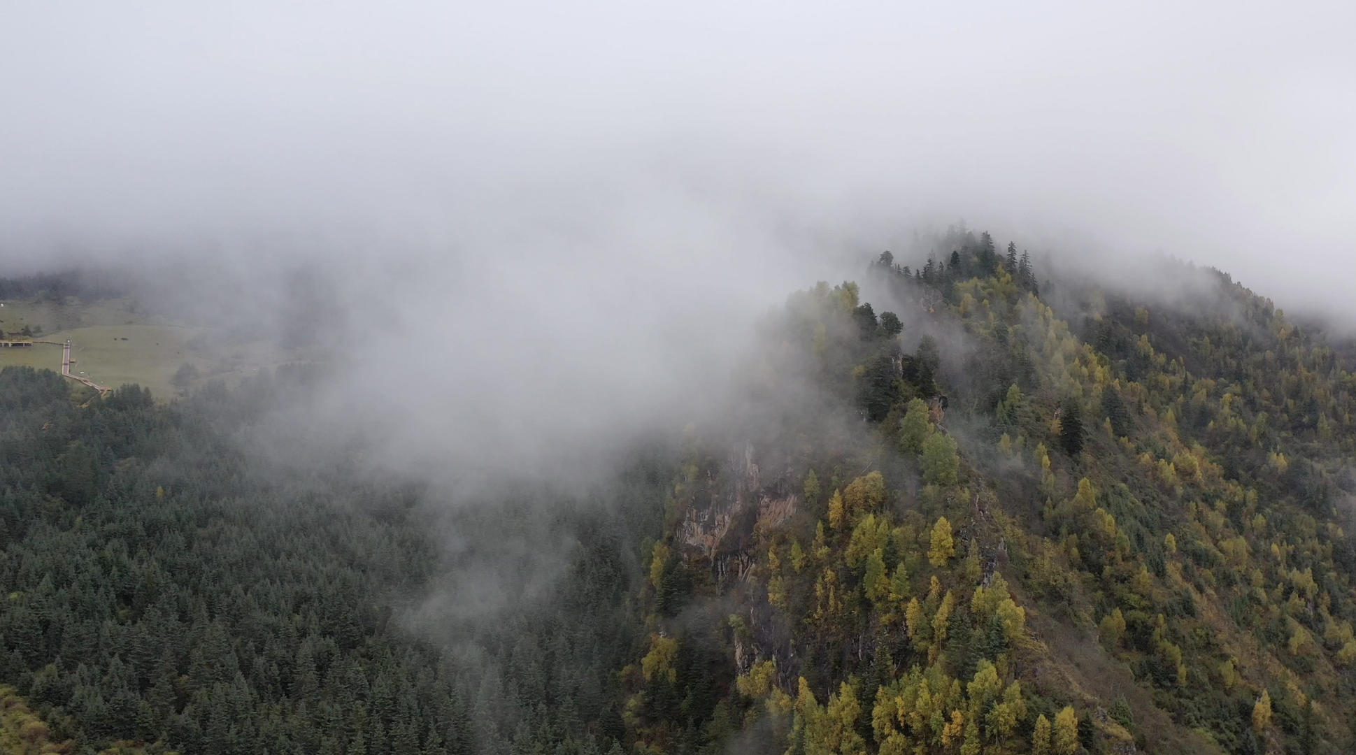 秋季自然风光山谷里的云雾航拍4K视频视频的预览图