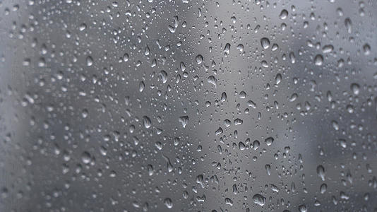 4k实拍唯美玻璃雨珠意境空镜头视频的预览图