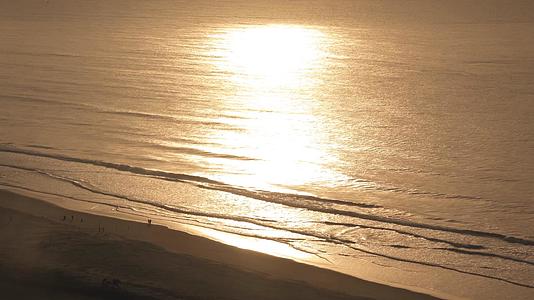 唯美夕阳阳光海面反光海浪视频的预览图