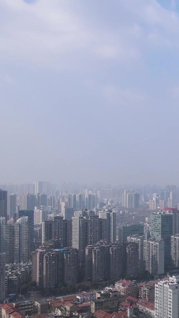 航拍城市天际线地标高楼建筑材料视频的预览图