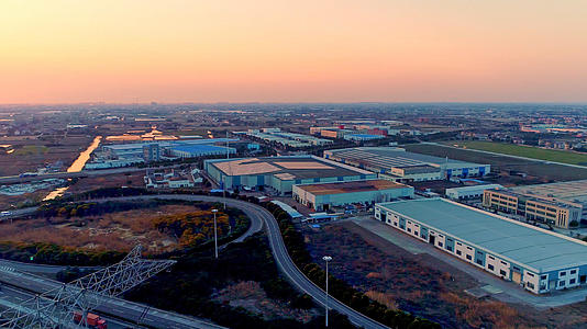 夕阳下的浦东临港工业园区视频的预览图