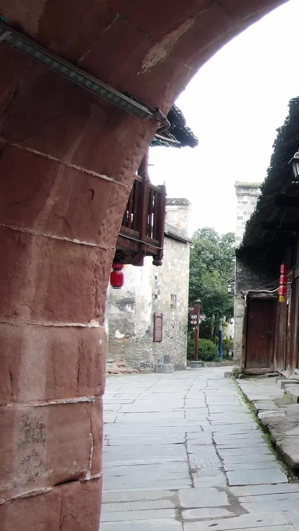 穿越古城门的航拍无人机视频的预览图