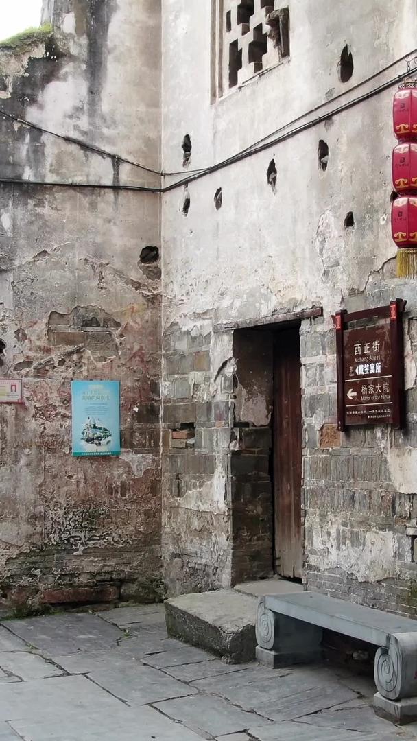 穿越古城门的航拍无人机视频的预览图
