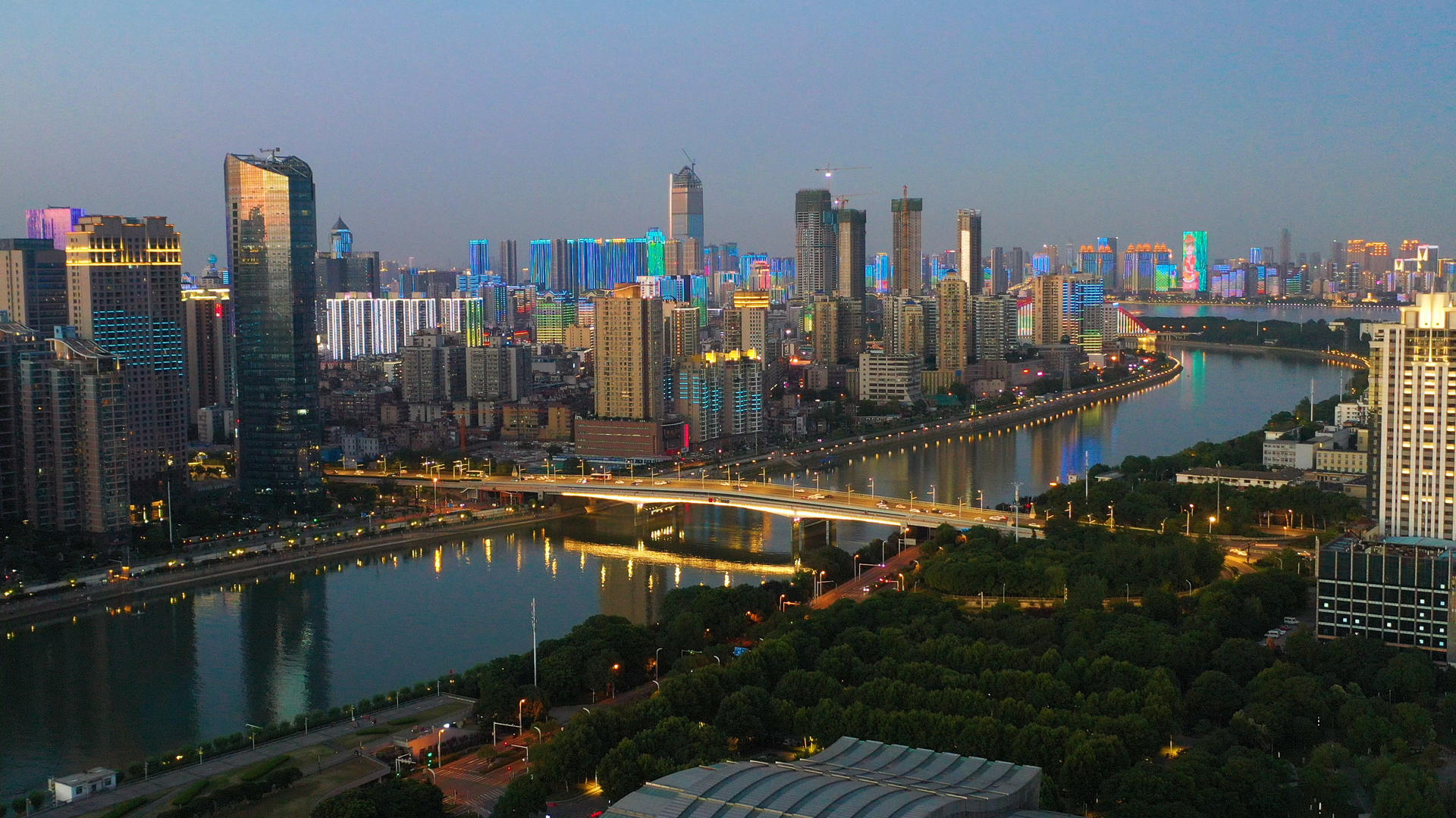 4K武汉城市建筑群夜景江汉桥航拍实拍视频视频的预览图