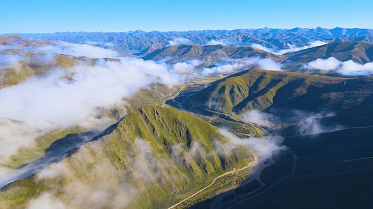 4K航拍青藏高原清晨云雾缭绕自然风光视频的预览图