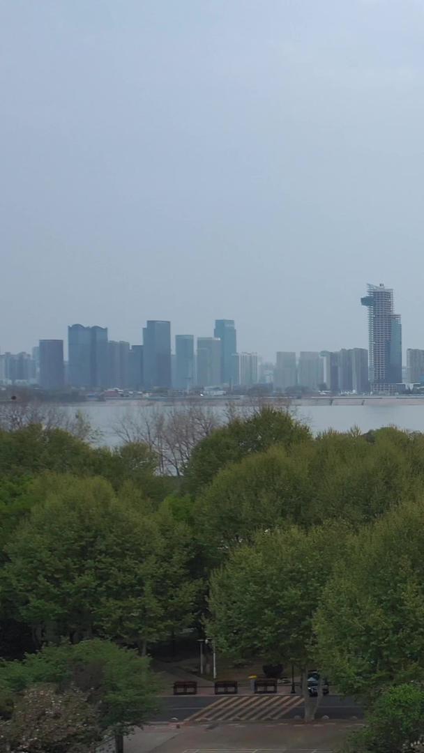 武汉城市英雄纪念碑地标建筑材料航拍毛主席题词视频的预览图