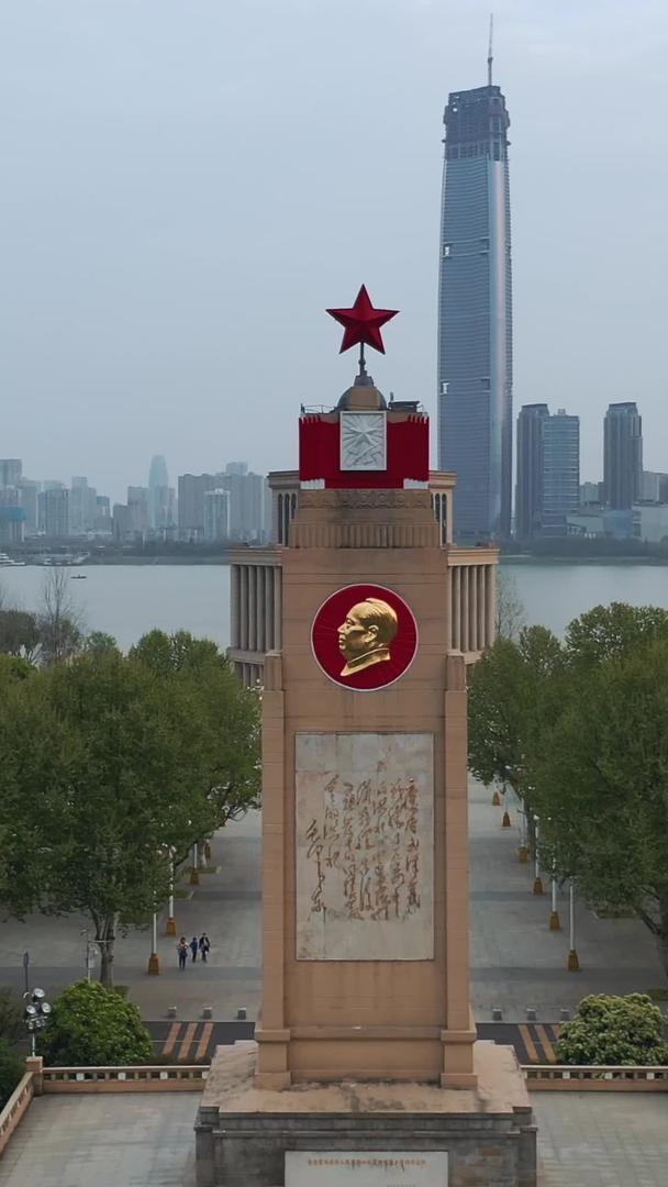 武汉城市英雄纪念碑地标建筑材料航拍毛主席题词视频的预览图