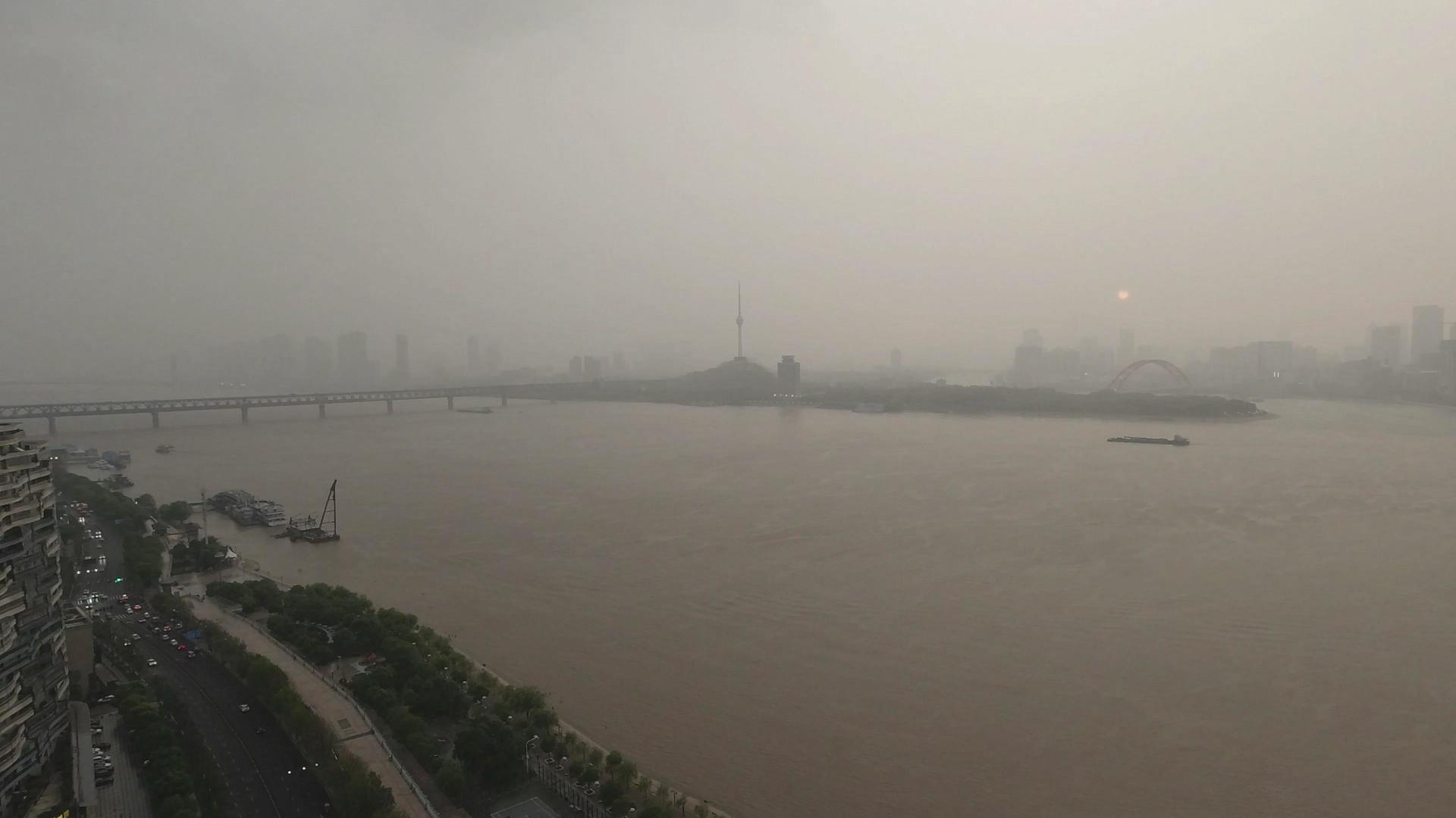 暴风雨来临前的长江高清视频视频的预览图