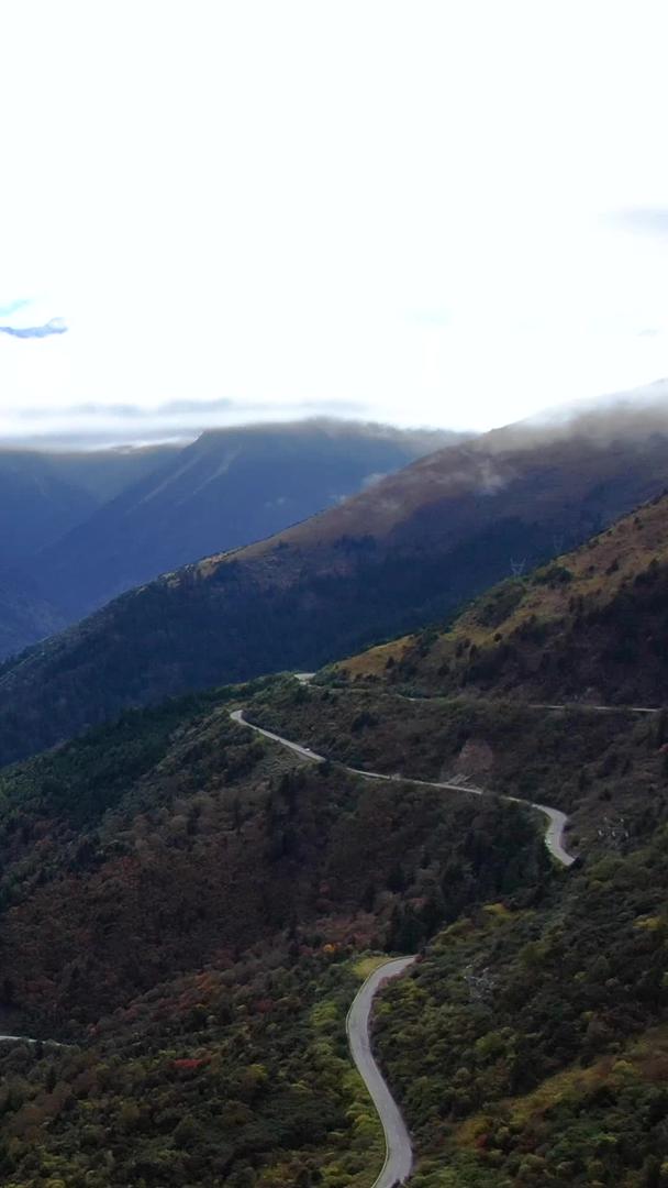 川藏线山脉和盘山公路航拍视频的预览图