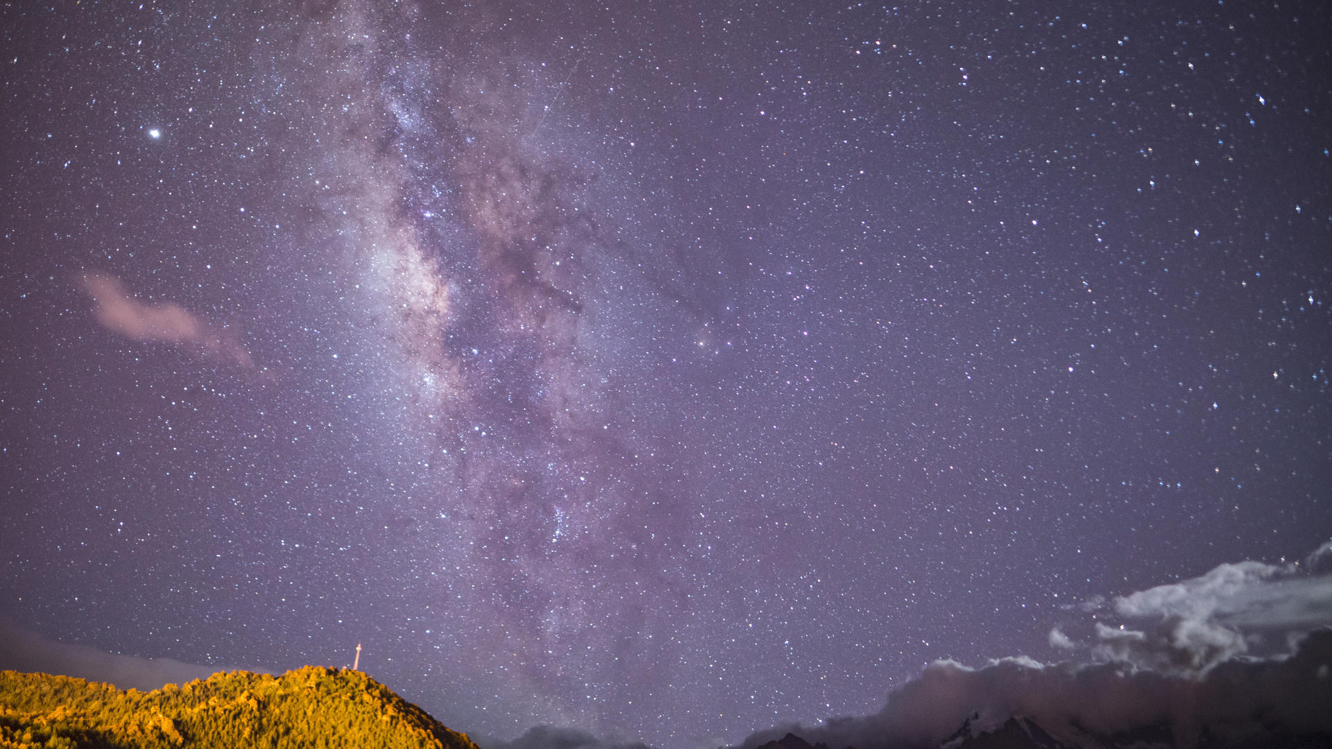 8k云南迪庆梅里雪山夜景银河视频的预览图