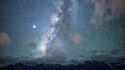8k延时高海拔夜景星空银河素材视频的预览图