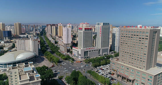 新疆阿克苏市中心4K航拍视频的预览图