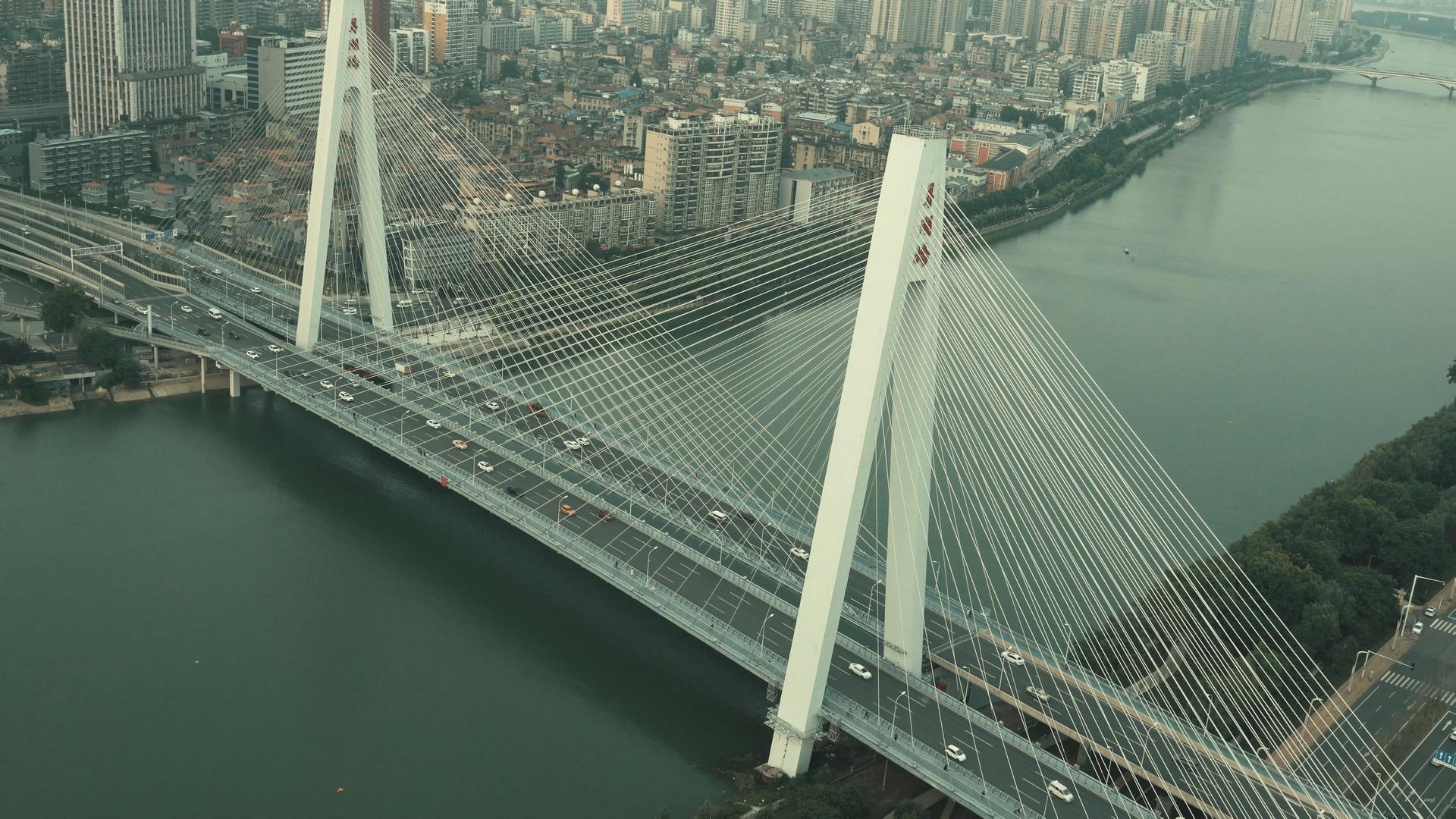 横跨汉江的武汉月湖桥车水马龙视频的预览图