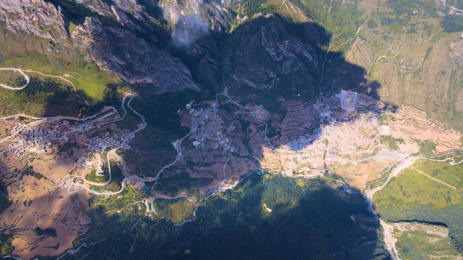 4K航拍高空视角甘肃扎尕那风景名胜视频的预览图