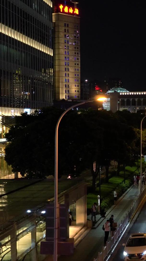城市夜景交通实拍视频的预览图